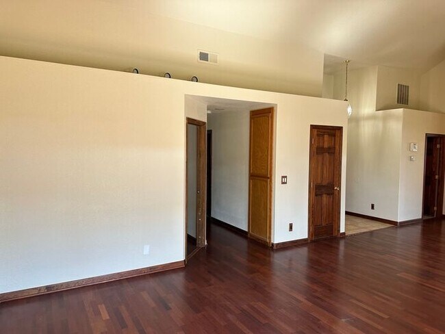 Building Photo - Weston Ranch Home 3 Bedrooms 2 Bath