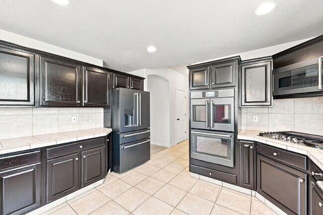 Building Photo - $3,040.95, 6 bed, 4 bath located in Colorado Springs