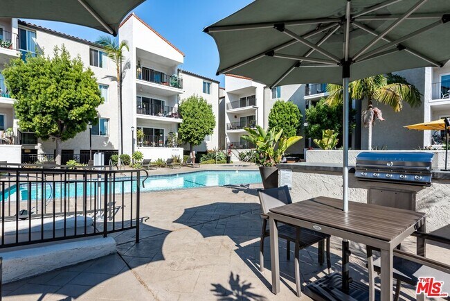 Building Photo - 6600 Beachview Dr