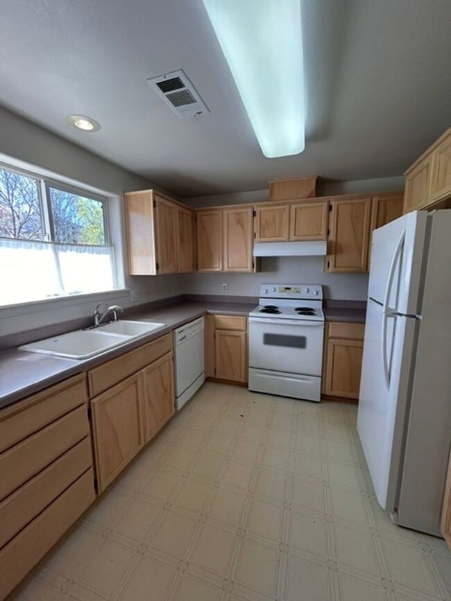 Building Photo - 3 Bedroom 2 Bath Home with a 2 Car Attached Garage