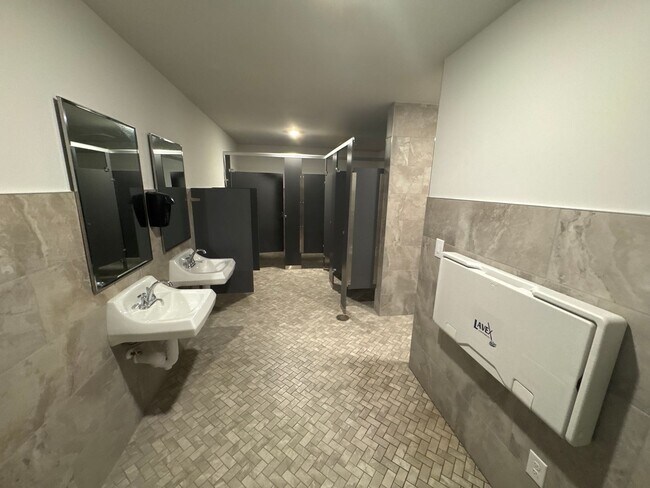 Building Photo - Beautiful 3BR/2.5BA Townhome in a Prime Lo...