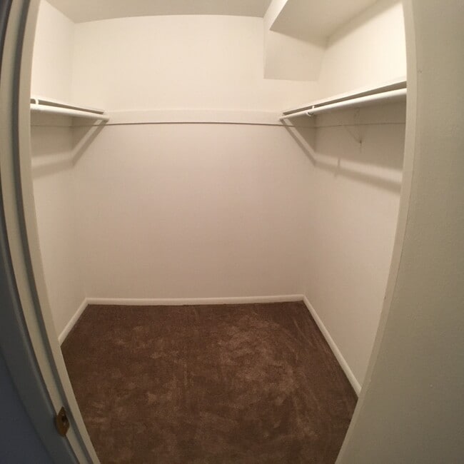 Building Photo - Spacious 1 BR 1BA split-level condo. Most ...