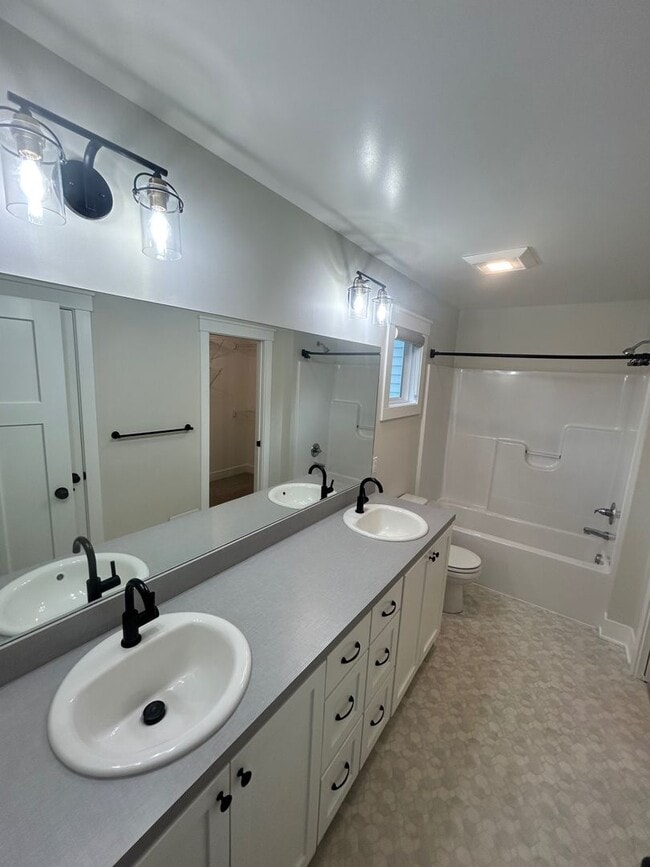 Building Photo - 3837 Delia Dr
