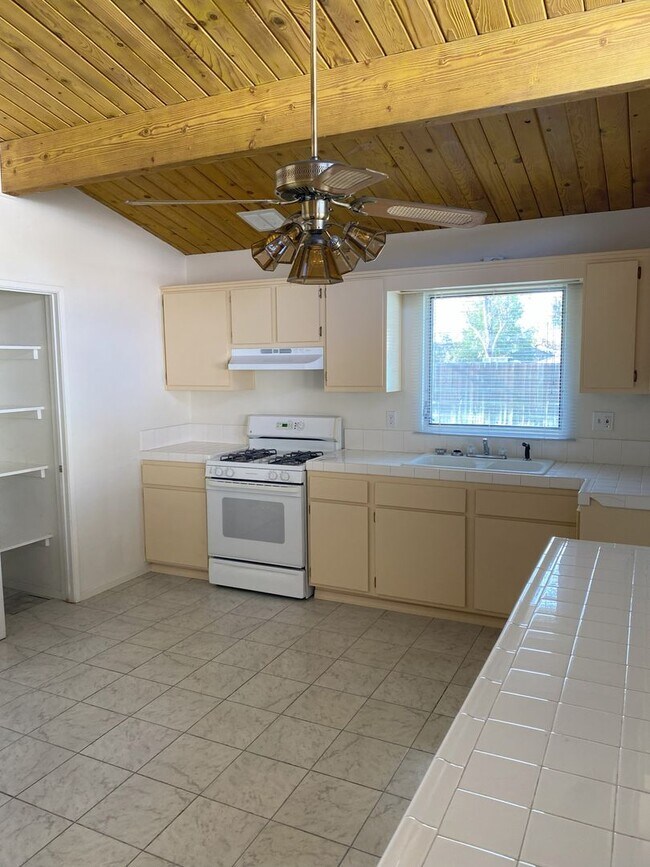 Building Photo - East End 3 Bedroom