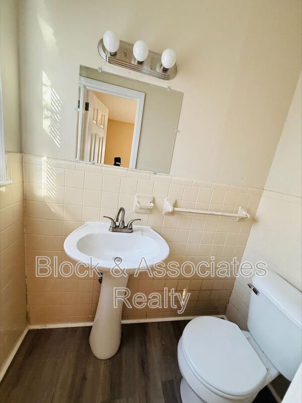 Building Photo - 601 E Brown St