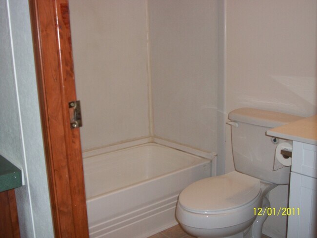 Building Photo - 3 bedroom, 2 bath, large bonus room, large covered porch, mobile home