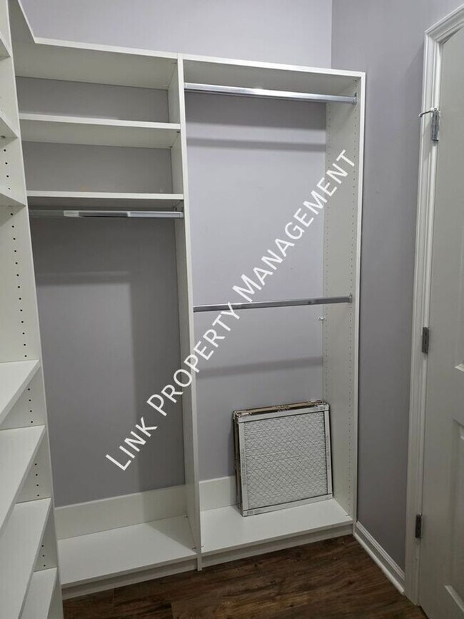 Building Photo - HALF OFF APRIL!  Beautiful One-Level Downstairs Condo in Prime Hamilton Place Location