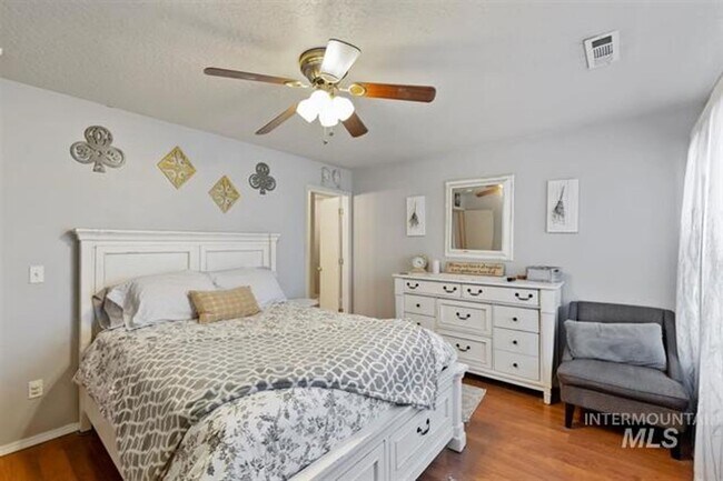 Building Photo - 3bed, 2.5bath, 2031sq.ft. home in South Nampa