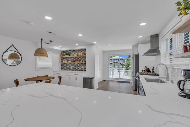 Building Photo - 1205 7th Ave