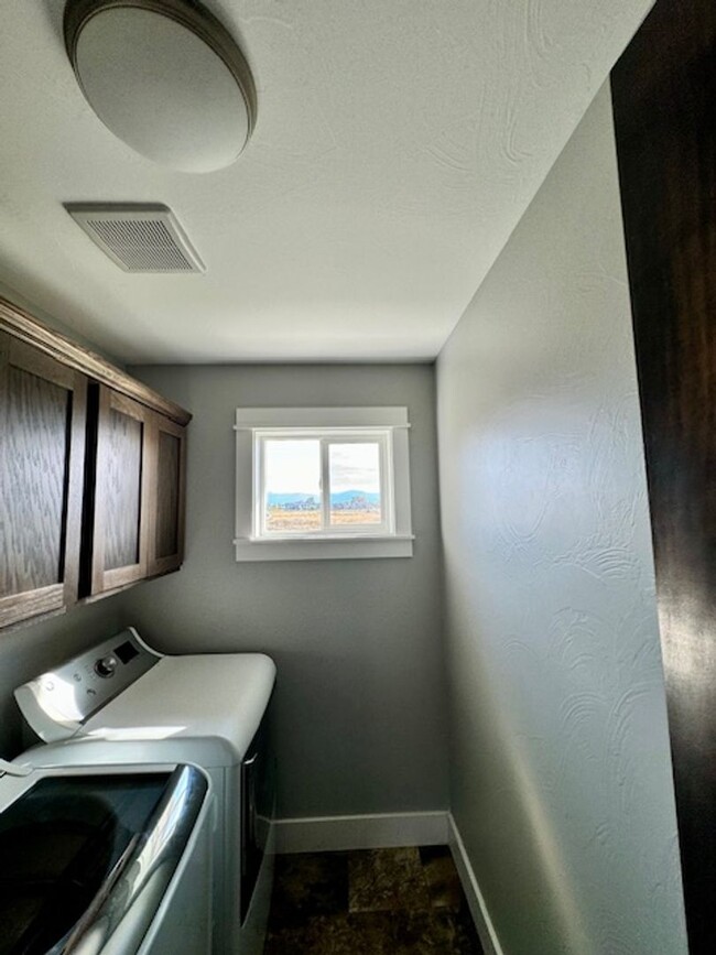 Building Photo - 3 Bedroom, 2 1/2 Bathroom Townhouse -2 wee...