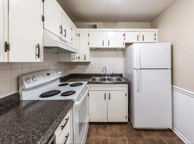 Building Photo - Modern 2BR Condo at Pembroke Gardens – Balcony, Pool Access & Utilities