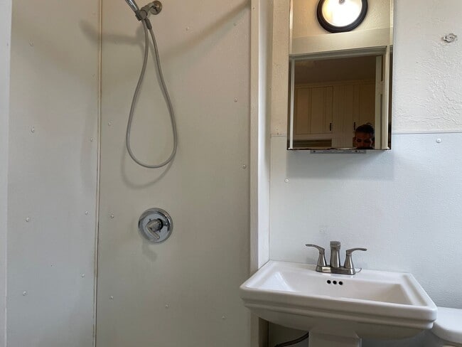 Building Photo - Newly Updated 1 Bedroom 1 Bathroom-Upstair...