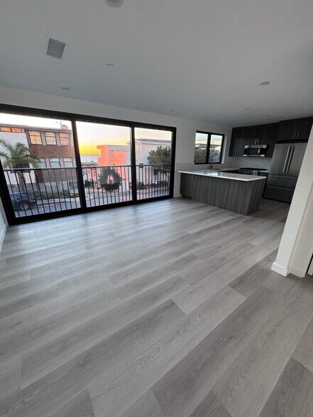 Entry to living room - 2408 Highland Ave