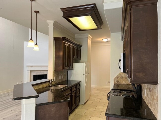 Building Photo - 2865 Westhollow Dr
