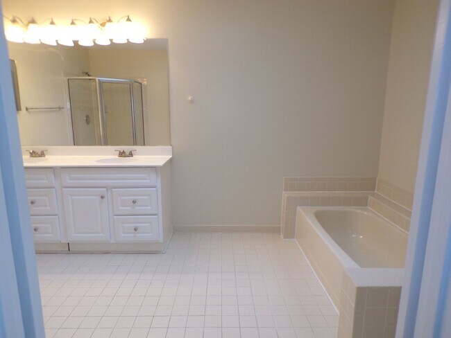 Building Photo - Three Bedroom Townhouse Conveniently Located In Springfield