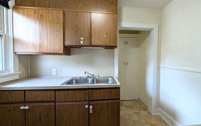 Building Photo - 1636 Manz St