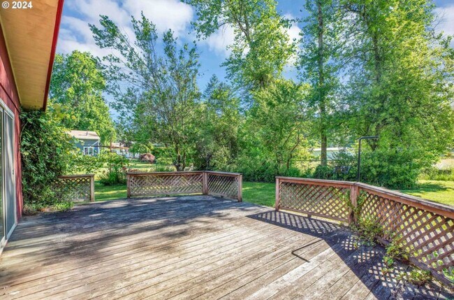 Building Photo - **50% OFF FIRST MONTH'S RENT** Country Liv...