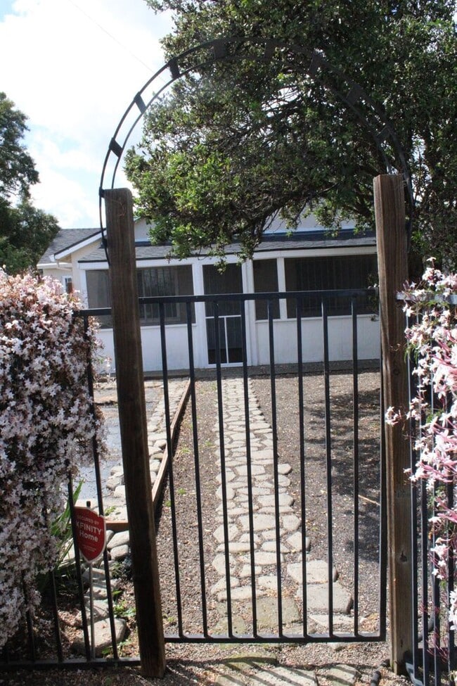 Building Photo - 135 Poinsettia Ave