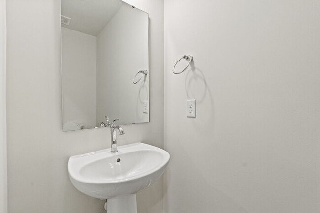 Building Photo - Charming 3-Bed Townhouse with Granite Touc...