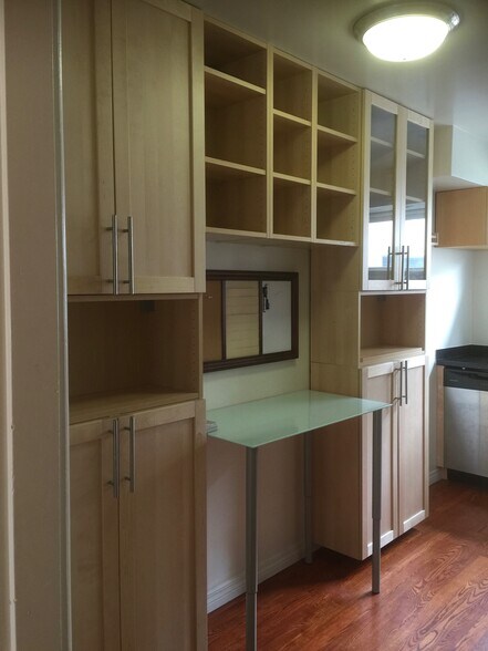 Building Photo - 933 E 1st St