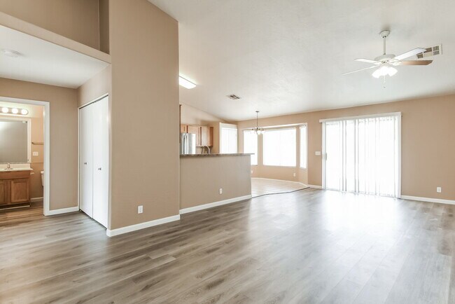 Building Photo - 527 N Bailey Cir