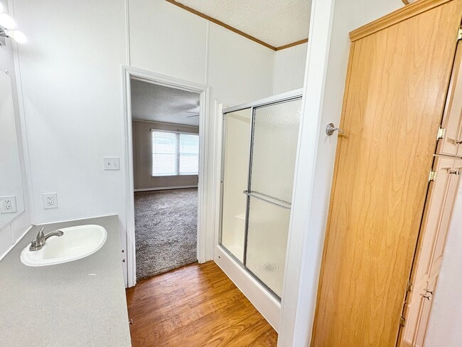 Building Photo - **APPLICATION RECEIVED**  *AVAILABLE NOW* An absolute must see!  5 bedrooms, 3 baths in Burnet, TX.