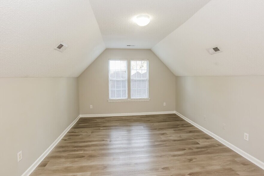 Building Photo - 2954 Hawick Commons Dr