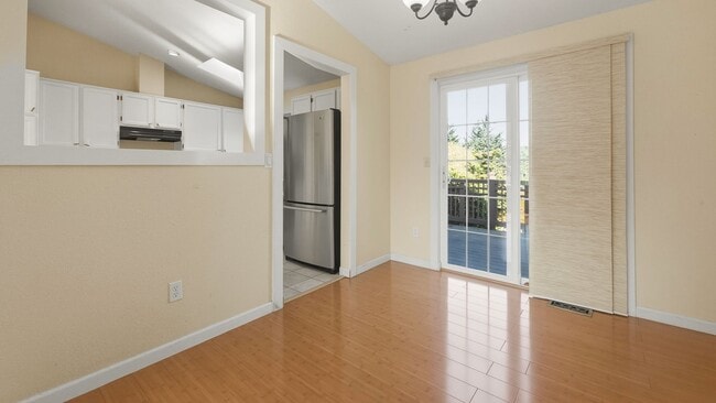 Building Photo - Cul-de-Sac Home Near Alderwood with Private Backyard