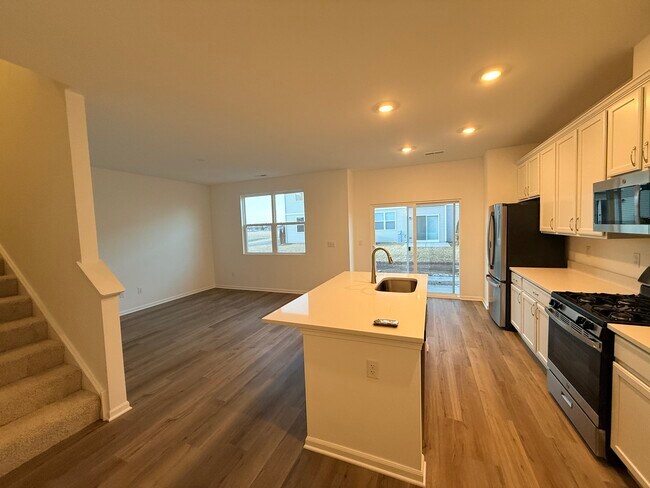 Building Photo - 324 Kingsport Dr