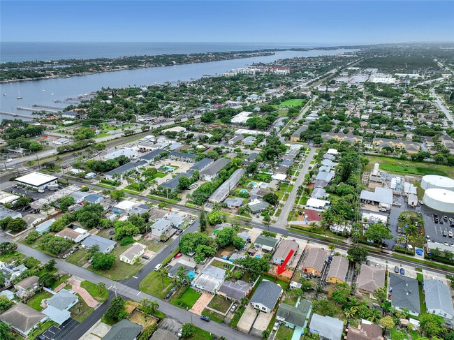 Building Photo - 416 W Mango St