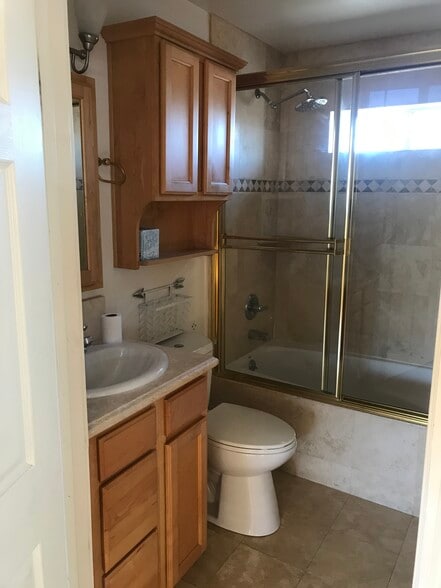 2nd floor full bathroom - 1304 Mackay Ln