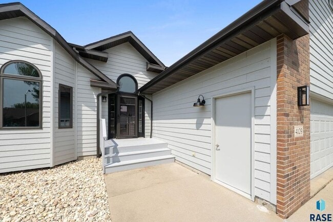 Building Photo - Charming Multi-Level Home! Large Backyard,...