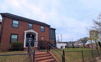 Building Photo - Sunny, fully renovated basement apartment