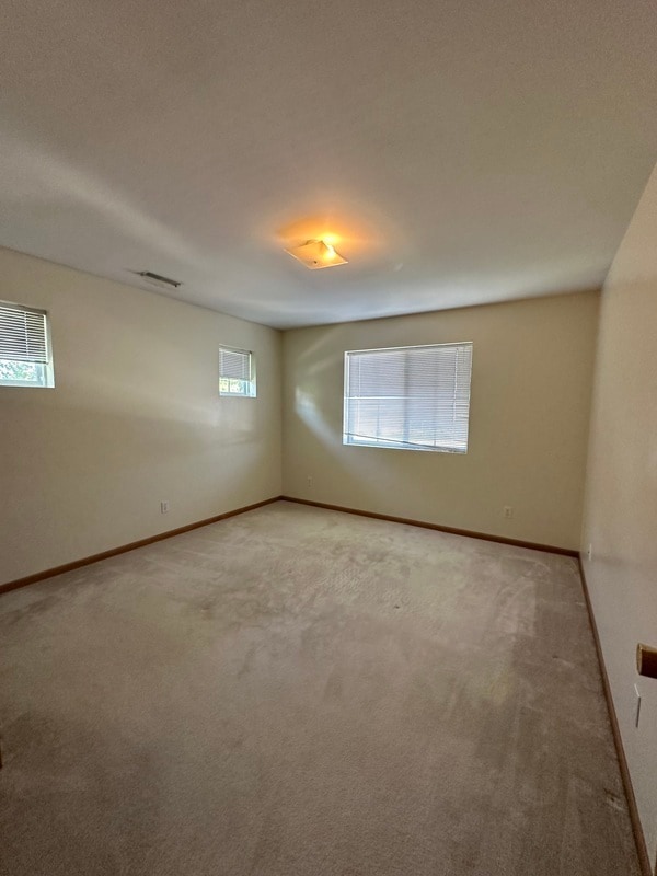 Building Photo - 6601 Creekside Dr NE