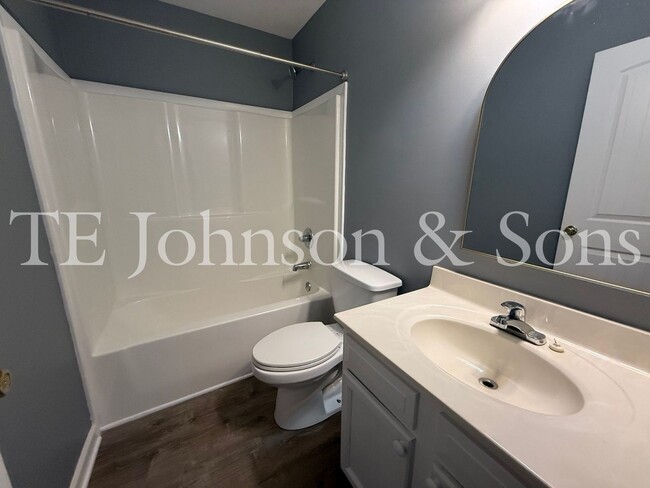 Building Photo - Charming 3 Bedroom Home with Modern Finishes on Dellwood