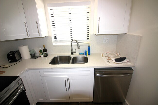 Building Photo - 2900 Olivewood Terrace