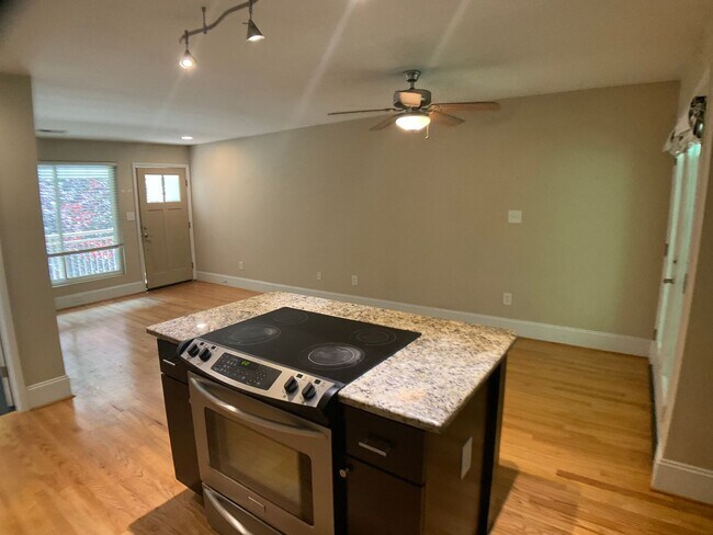 Building Photo - Gorgeous 2 Bed Condo in the heart of Carrboro!