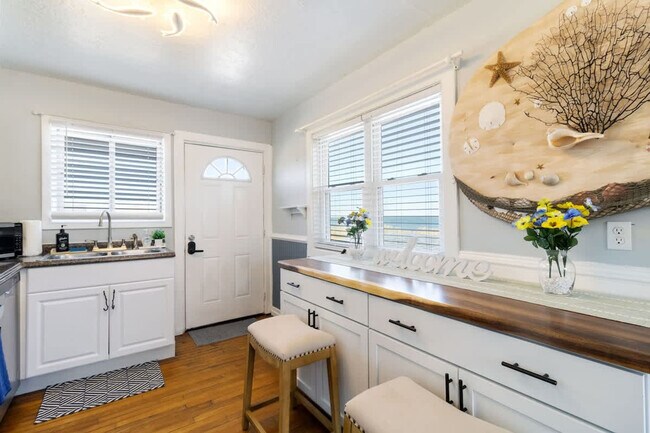 Building Photo - 9714 11th Bay St