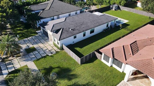 Building Photo - 17320 SW 92nd Ct