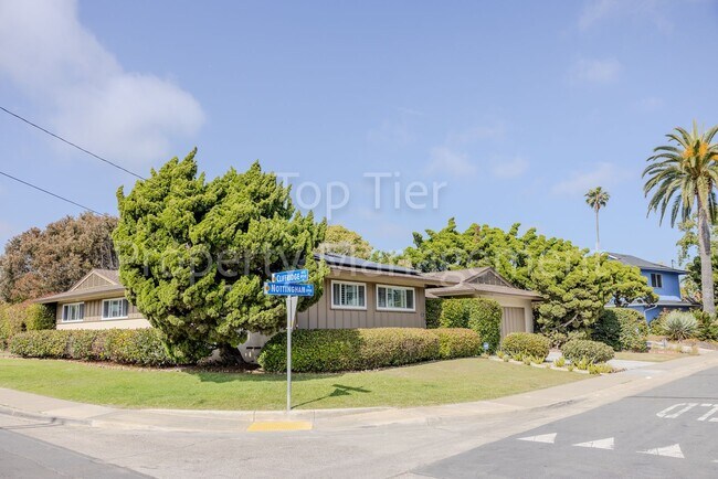 Building Photo - Charming Mid-Century Home | 4BR, 3BA | 2,4...