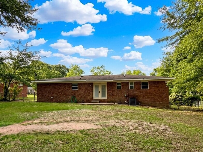 Building Photo - 106 Hickory Dr
