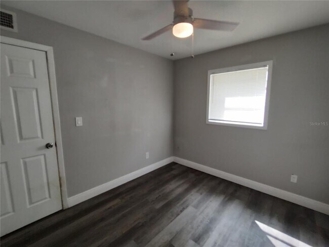 Building Photo - 320 W Howry Ave