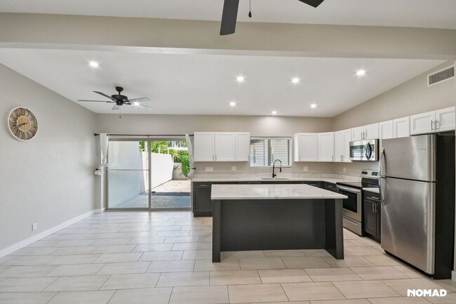 Building Photo - 3555 E 4th St