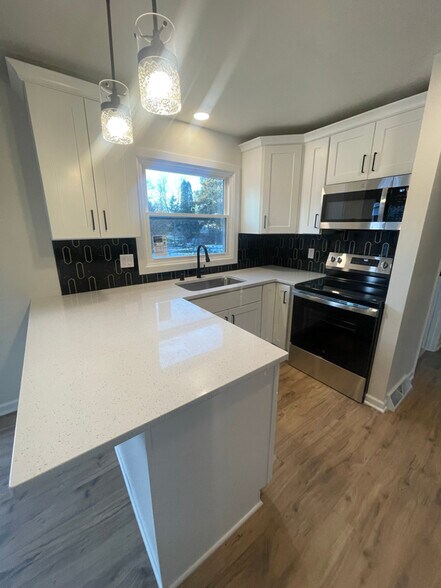 Building Photo - 5965 Teakwood Dr