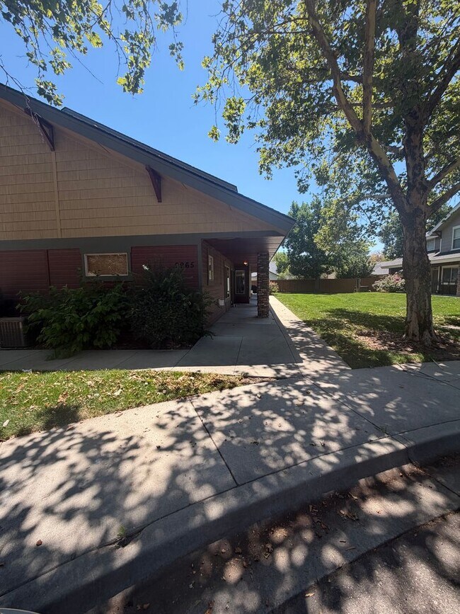 Building Photo - 9965 W Rosecroft Ct