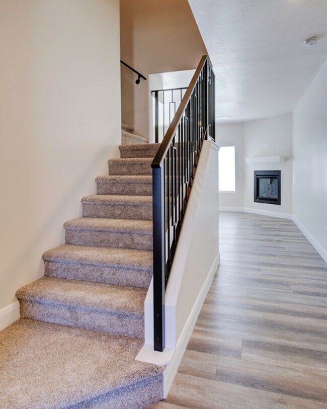 Building Photo - Townhome in the Shadow Cove Subdivision