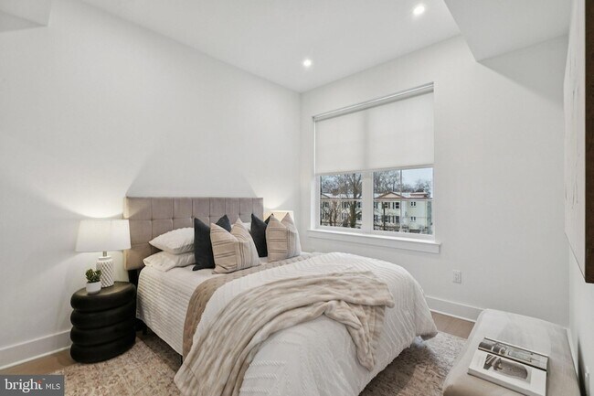 Building Photo - 30 W Allens Ln