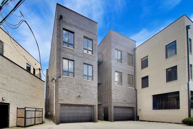 Building Photo - 1340 W Walton St