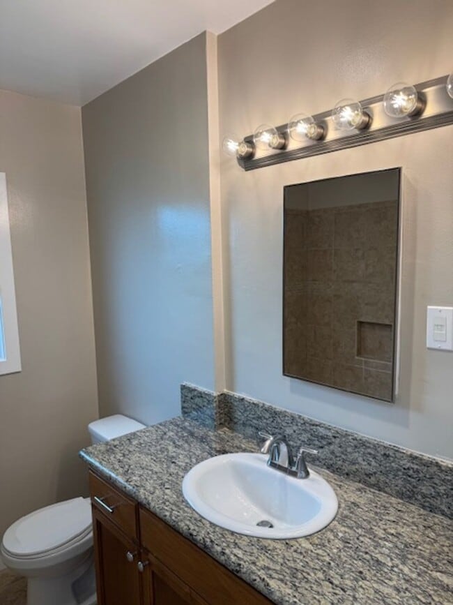 Building Photo - Newly Renovated 4 Bedroom 2 Bath home, wit...
