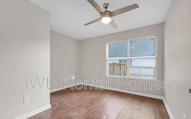 Building Photo - 472 W 66th St